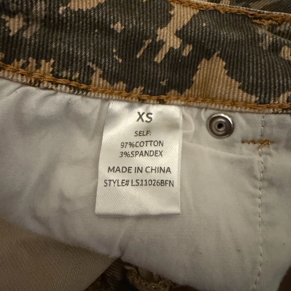 women camoflauge skirt.
size xs. - Picture 3 of 3